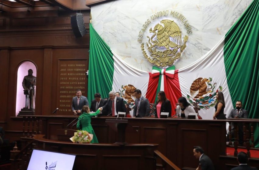 Congreso del Estado impone Condecoración Melchor Ocampo al Colegio de Notarios de Michoacán