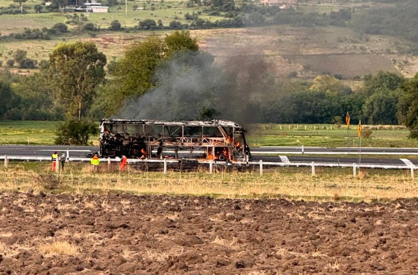 Arde autobús de pasajeros en la México-Guadalajara