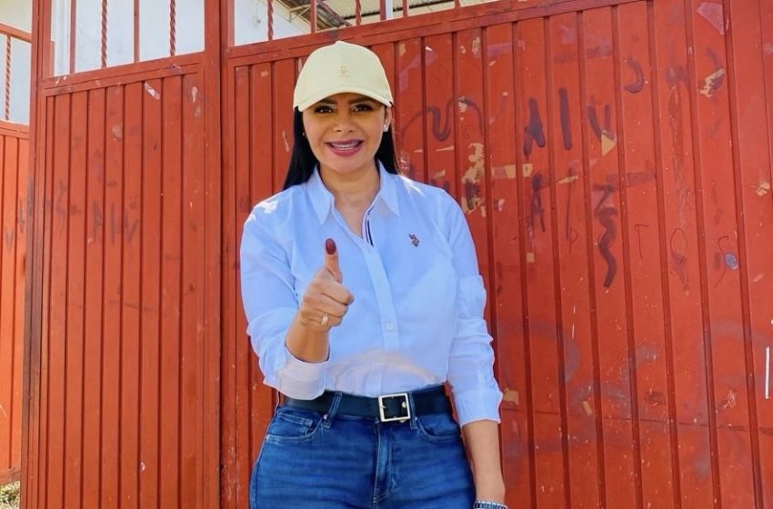 Araceli Saucedo emite su voto y destaca momento histórico para México