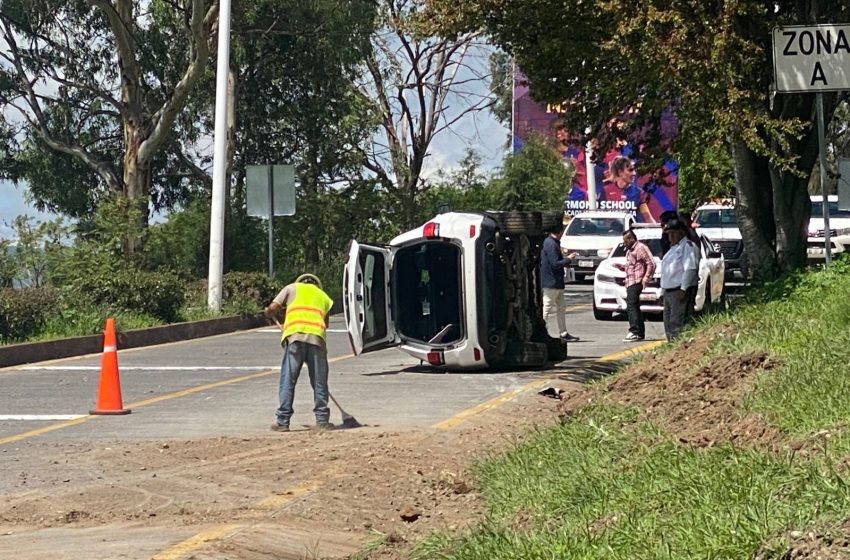  Vuelca lujosa camioneta en la zona de Tres Marías, Morelia