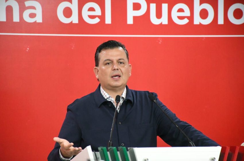 Celebra Memo Valencia que la presidenta Claudia Sheinbaum Pardo se haya “quitado la máscara” al llegar en helicóptero a la sierra-costa michoacana